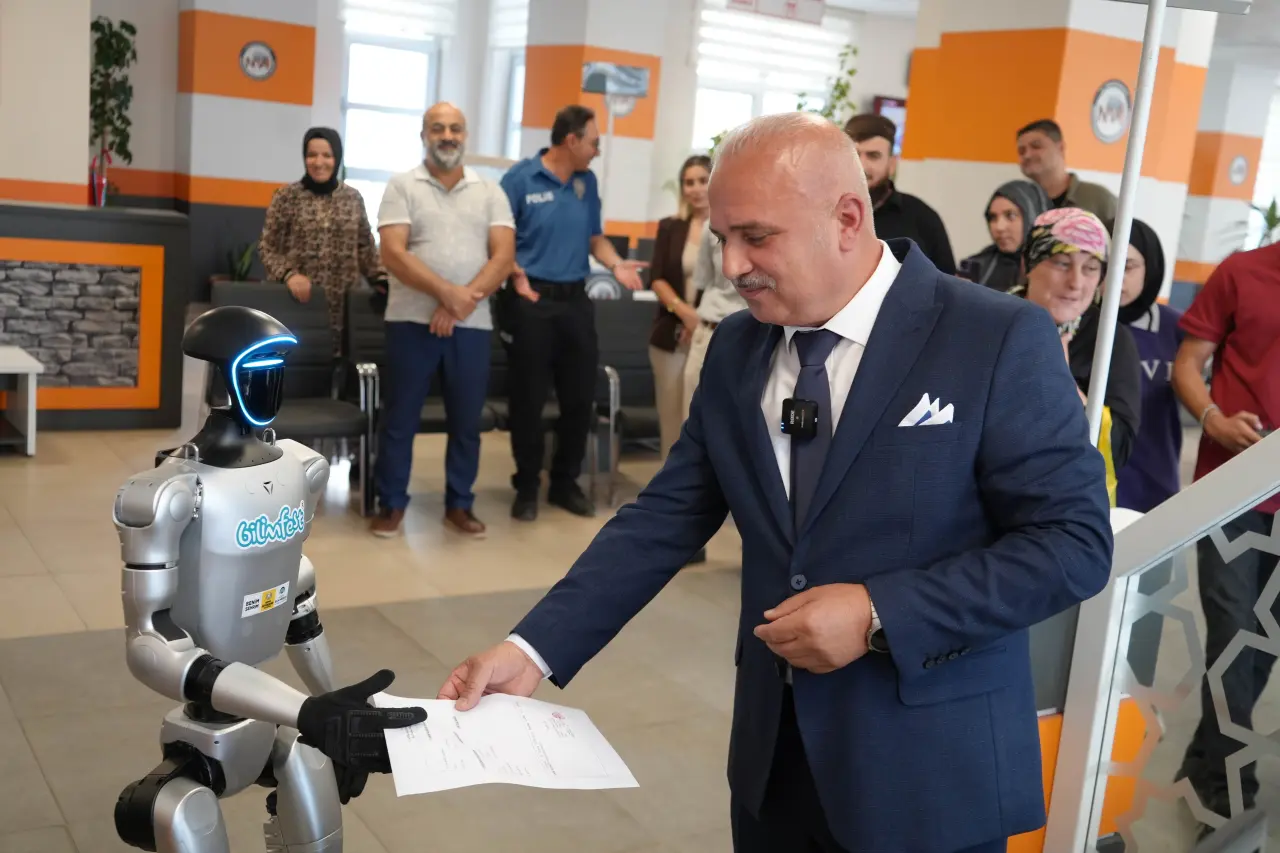 Samsunda İnsansı Robot Festman Türkiyede İlk Kez Nüfusa Kaydedildi