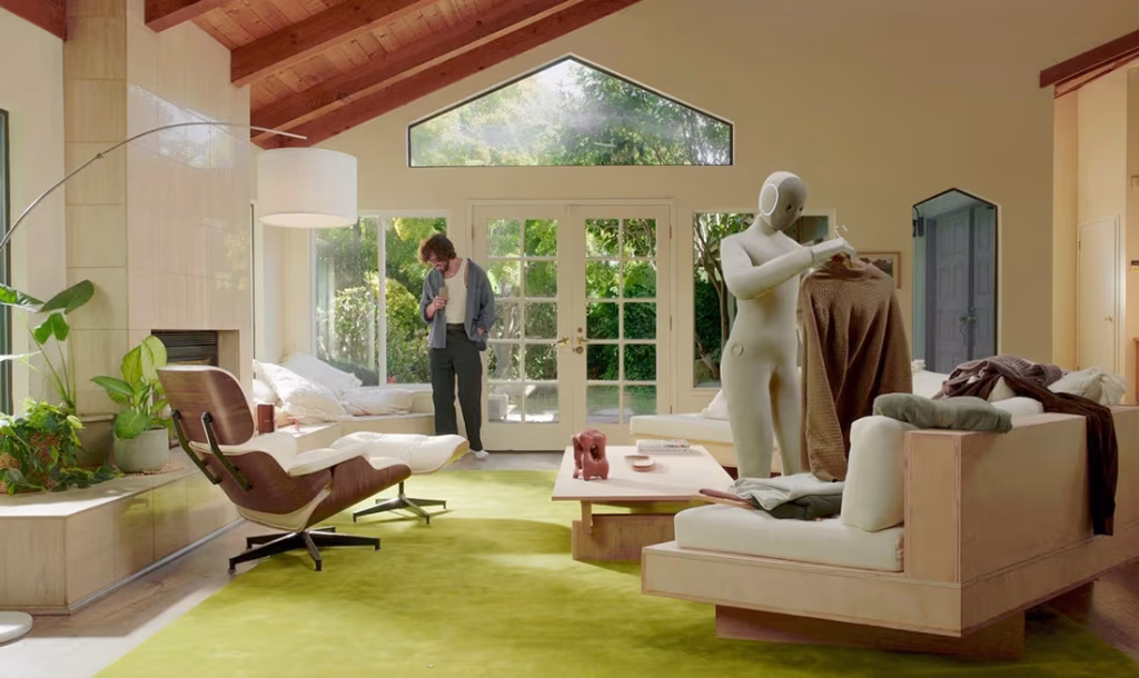 robot neo kıyafet topluyor